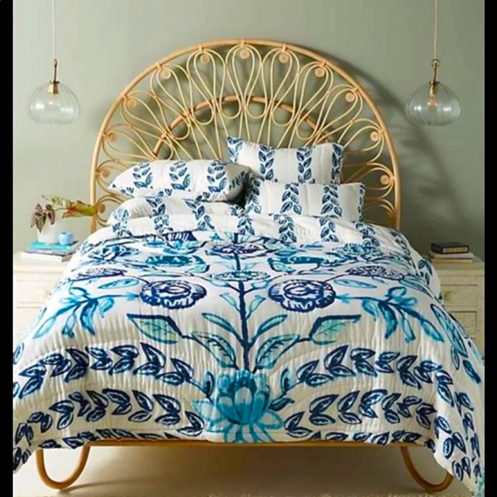 Anthropologie king size quilt with 2 king shams